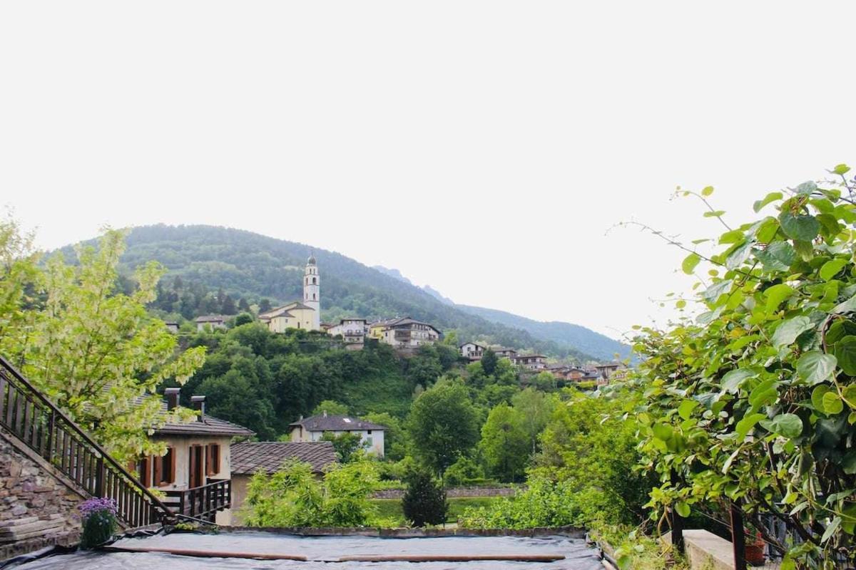 La Rosa, Views On Of Caldonazzo *